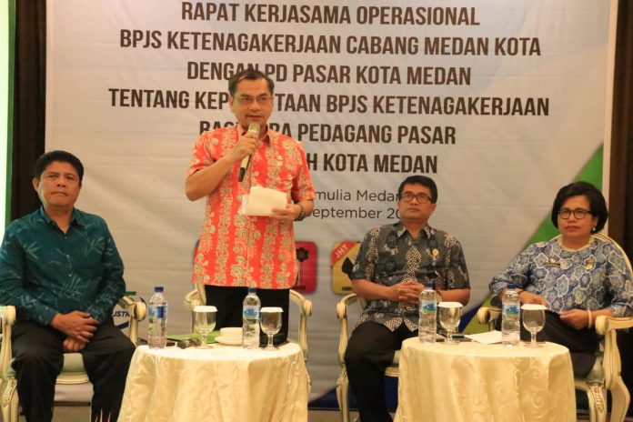 Asisten Umum Setdako Medan Kahirul Syahnan membuka rapat KSO