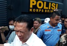 Terpapar Gas Air Mata, Ketua DPR Urung Temui Pendemo Mahasiswa Ketua DPR Bambang Soesatyo Terkena Dampak Gas Air Mata