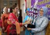 HKG ke-47, Yuli Zaki Ajak Kader PKK Kobarkan Semangat Baru Ketua PKK Kabupaten Tangerang Menyerahkan Piala