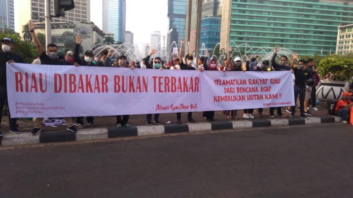 Mahasiswa Riau Menggelar Aksi Mengecam Karhutla Mahasiswa Riau Menggelar Aksi Mengecam Karhutla
