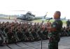 TNI Kerahkan ‘Tentara Langit’ untuk Pengamaman di Jayapura Mayjen TNI, Ganip Warsito sedang memberikan arahan kepada Prajurit TNI akan bertugas di Jayapura