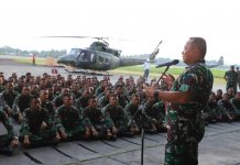 TNI Kerahkan ‘Tentara Langit’ untuk Pengamaman di Jayapura Mayjen TNI, Ganip Warsito sedang memberikan arahan kepada Prajurit TNI akan bertugas di Jayapura