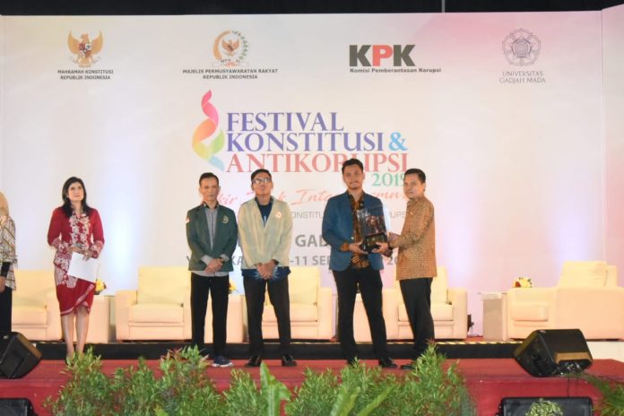 Sesjen MPR Ma'ruf Cahyono menyerahkan hadiah kepada pemenang lomba konstitusi dan anti korupsi