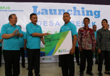 Pemkab Tangerang Resmikan Desa Sadar Jaminan Sosial Ketenagakerjaan Wakil Bupati Tangerang Mad Romli menyerahkan simbolis Kartu BPJS Ketenagkerjaan