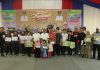 Tiga Hari Transaksi FKKM 2019 Tembus Rp 1 M Wakil Wali Kota Medan, Akhyar Nasution bersama Kadis Pariwisata Kota Medan, Agus Suriono menyerahkan hadiah kepada peserta FKKM 2019