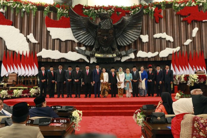 Jokowi, Ma'ruf Amin dan Jusuf Kalla bersama Pimpinan MPR Usai Pelantikan Jokowi, Ma'ruf Amin dan Jusuf Kalla bersama Pimpinan MPR Usai Pelantikan
