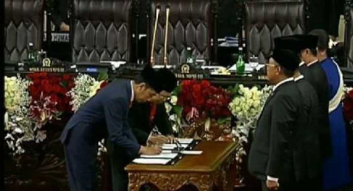 Jokowi-Ma'ruf Tanda Tangan Berita Acara Pelantikan Presiden dan Wapres