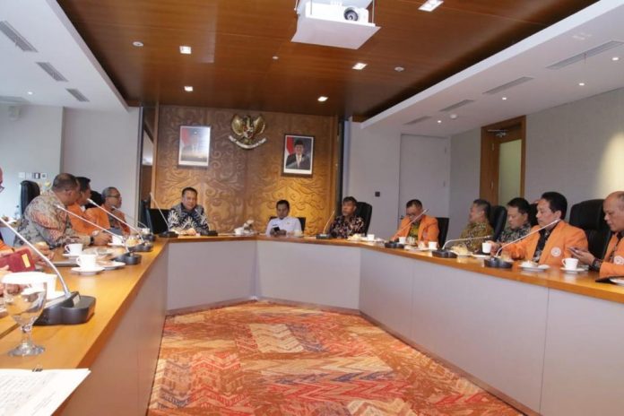 Ketua MPR Bambang Soesatyo bersama Sekjen Ma'ruf Cahyono Beraudensi dengan perwakilan universitas