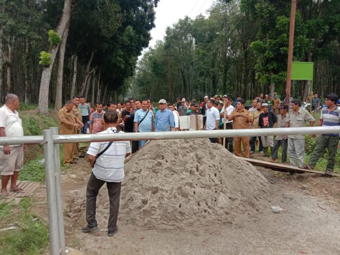 Penutupan Jalan oleh PT SRA Penutupan Jalan oleh PT SRA