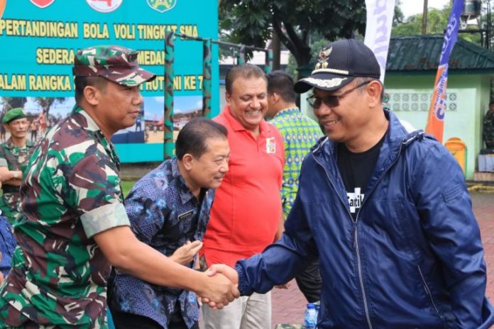 Wakil Wali Kota Medan, Akhyar Nasution menyalami Dandim 0201BS, Roy Hansen Sinaga