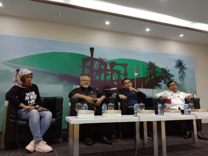 Edwin Pratama Putra dalam sebuah diskusi