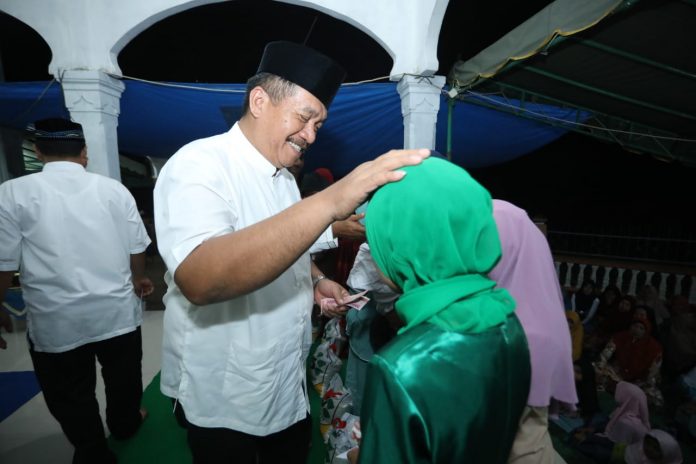 Sekda Asahan Taufik ZA Menyalami anak-anak di Maulid Nabi Muhammad Sekda Asahan Taufik ZA Menyalami anak-anak di Maulid Nabi Muhammad