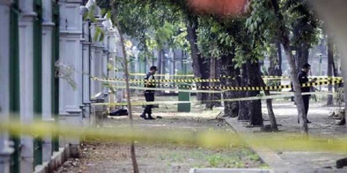 Polisi Pasang Garis Police Line di Kawasan Ledakan Monas Polisi Pasang Garis Police Line di Kawasan Ledakan Monas