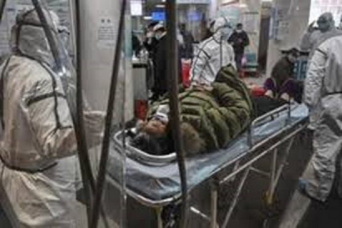 Petugas Medis Cina Mengevakuasi Korban Virus Corona