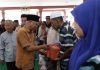 Bantu 25 Dhuafa di Asahan, Bupati Bagikan Beras dan KTP