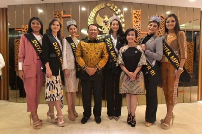 Bambang Soesatyo bersama Finalis Putri Indonesia Bambang Soesatyo bersama Finalis Putri Indonesia
