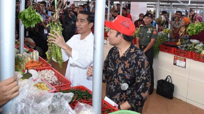 Jokowi bersama salah satu pedagang pasar Jokowi bersama salah satu pedagang pasar