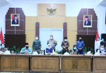 Pemprov Jatim Resmikan Ajukan Tiga Kotanya untuk PSBB Penanganan Covid-19 Gubernur Jatim, Khofifah Indar Parawansa saat rapat koordinasi Pengajuan PSBB di Tiga Kota