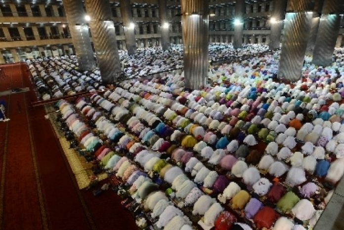 Jamaah Salat di Masjid
