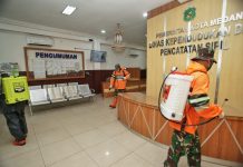 Giliran Medan Selayang, Disdukcapil & Dinas Sosial Disemprot Disinfektan