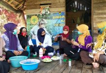 Petani Florikultura di Banjar Produksi Hand Sanitizer