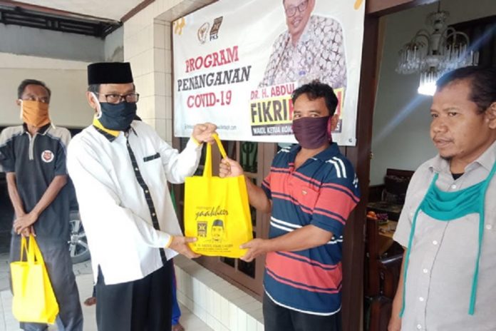 Abdul Fikri Faqih Bagikan Paket Sembako
