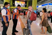 Mau ke Jakarta Naik Kereta Wajib Punya SIKM Petugas Periksa SKIM Penumpang di Stasiun Gambir