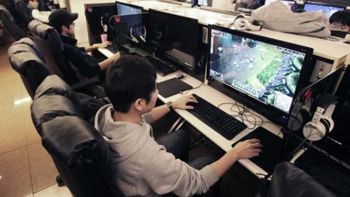 Ilustrasi Anak Main Gaming Komputer