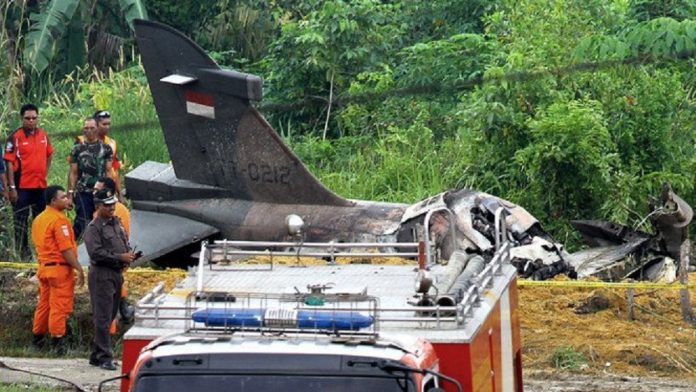 Pesawat tempur TNI AU jenis Hawk 200 jatuh di daerah Kampar, Riau