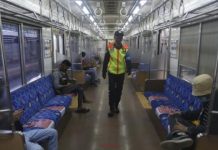 KCI Rekayasa Pola Operasi KRL Cegah Penumpukan Penumpang Petugas Mengecek Penumpang di KRL Jabodetabek