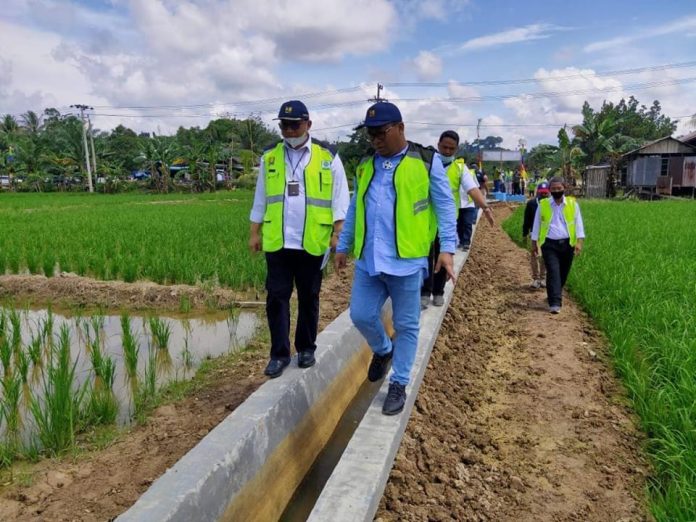 Anggota DPR Irwan mengecek Jaringan Irigasi di Desa Teluk Aingkama, Kecamatan Sangatta Selatan, Kutai Timur