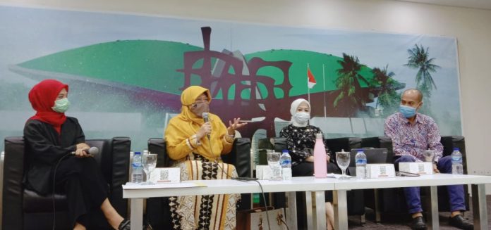 Anis Byarwati bersama Intan Fauzi dan Hermawan Saputra dalam diskusi Dialektika Demokrasi