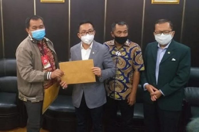 Boyamin Menyerahkan Dokumen Djoko Tjandra ke Komisi III DPR