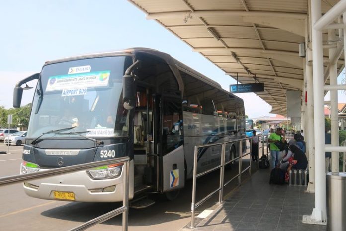 Bus Damri Mengangkut Penumpang di Bandara