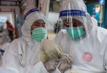 Enam Petugas RPTRA Jakpus Positif Corona Petugas Kesehatan Mengambil Sampel Swab dari Petugas RPTA Jakarta Pusat