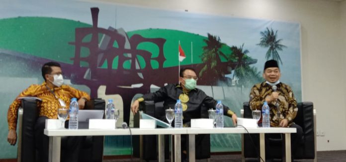 Saleh Daulay bersama Jazuli Juwaini dan Misbahkun dalam Diskusi Dialetika Demokrasi