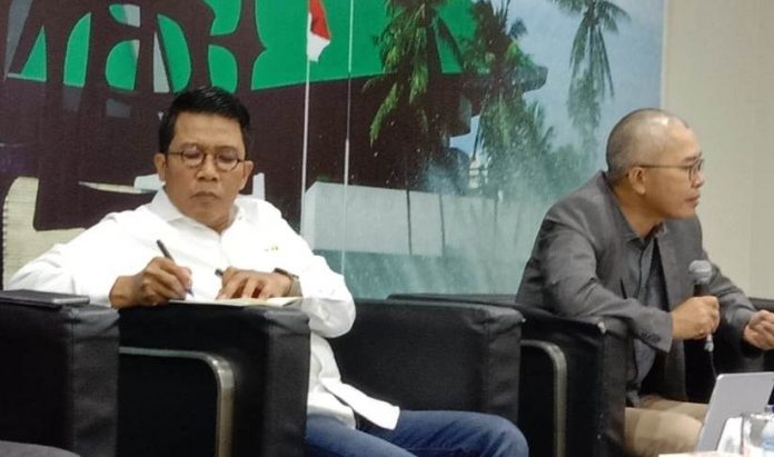 Muhammad Misbahkun bersama Peiter Abdullah dalam diskusi Dialektika Demokrasi di Media Center, Kompleks Parlemen, Senayan