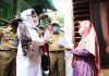 Presiden Minta Istri Mendagri dan PKK Terjun Kampanye Masker Door to Door Tri Suswati Karnavian Menyalurkan Bantuan Covid-19 ke Warga