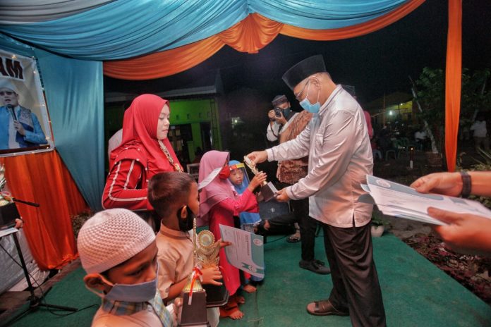 Akhyar Nasution Memberikan Santunan kepada Anak Yatim