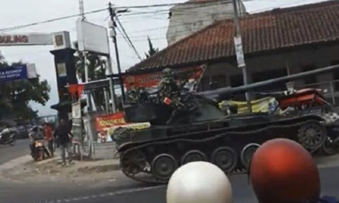 Tank TNI Tabrak Motor