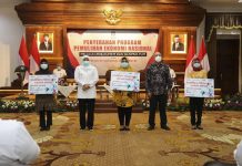 Menkop UKM Serahkan Banpres-PUM di Surabaya