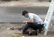Banjir, Anggota Dewan Keluarkan Sampah di Drainase Sekumpul Martapura