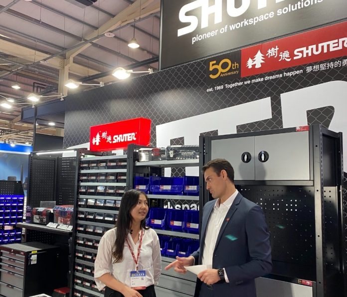 Sophia Cheng, Sales Representative Shuter Ent. memperkenalkan stan dan produk berkualitas mereka
