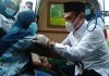 Dokter, Calon Bupati Tanahbumbu Terjun Periksa Warga