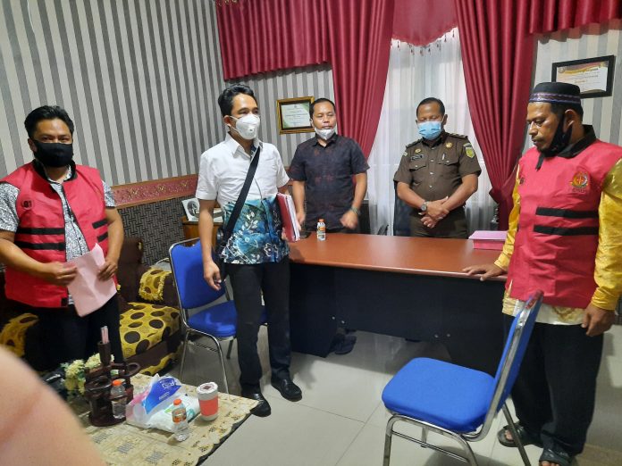 Kades dan Sekdes Simpang Ditangkap Kejari Kabupaten Banjar Kades dan Sekdes Simpang Ditangkap Kejari Kabupaten Banjar