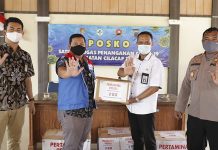 Pertamina Serahkan APD untuk Penggali Kubur