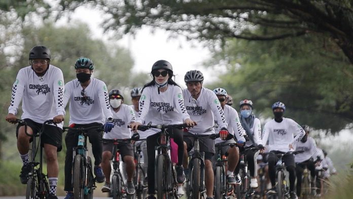 Relawan ZR-MR Tergabung Generasi Putih Gowes bersama Warga Tanah Bumbu Relawan ZR-MR Tergabung Generasi Putih Gowes bersama Warga Tanah Bumbu