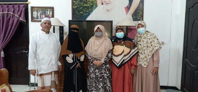 Anis Byarwati bersama Habib Ali Zaenal Abidin Al Kaff