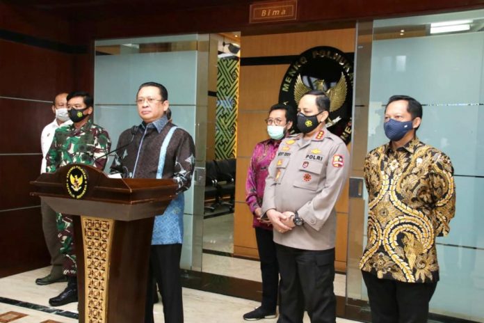 Bambang Soesatyo Jumpa Pers Bersama Mahfud MD, Panglima TNI, Wakapolri dan Mendagri di Kantor Menko Polhukam