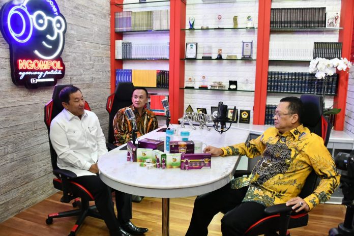 Bambang Soesatyo ngompol dengan Presiden Direktur PT Harvest Gorontalo Indonesia (HGI) sebagai produsen jamu herbal Soman Bambang Soesatyo ngompol dengan Presiden Direktur PT Harvest Gorontalo Indonesia (HGI) sebagai produsen jamu herbal Soman